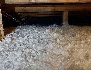 Zateplení stropu rodinného domu pomocí foukané izolace